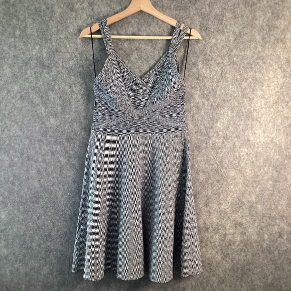 Guess Los Angels Bondage Fit & Flare Black and White Body Con Dress Size Large. - Picture 2 of 11